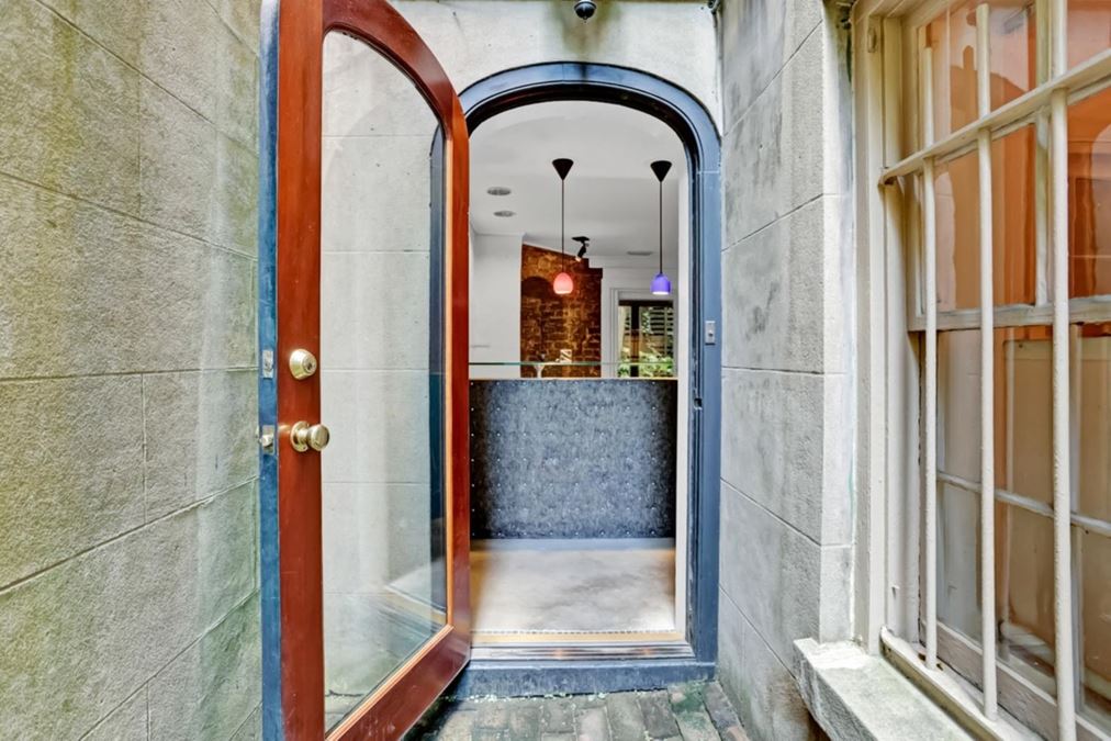 216 E. Gaston Street, Garden Level