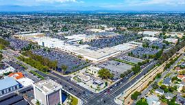 BevMo+FiveGuys Shops @ Lakewood Center