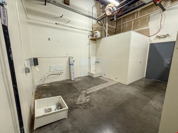 High-Visibility Retail, Showroom & Flex Space Near I-90