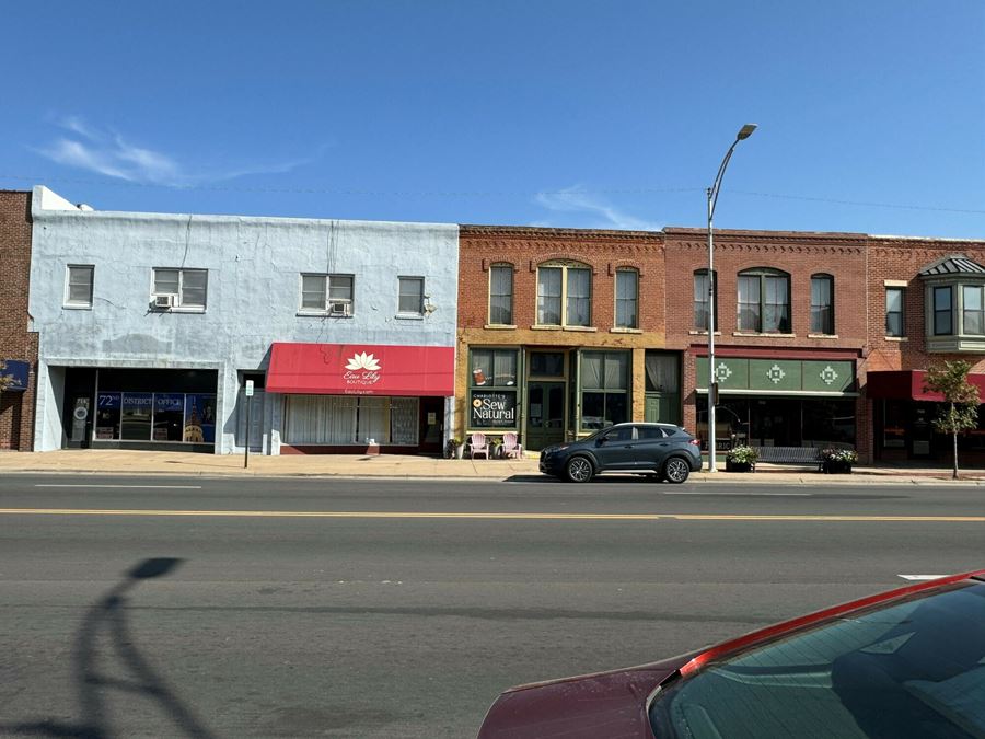 4 BUILDINGS IN A ROW WITH APARTMENTS