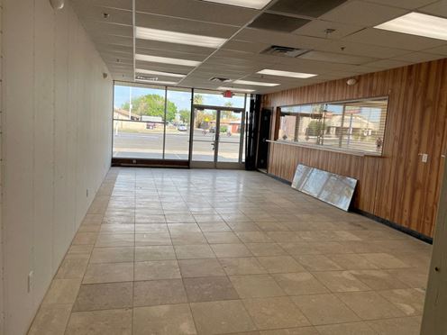 Retail property in Phoenix, AZ