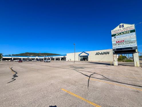 High-Visibility Retail, Showroom & Flex Space Near I-90