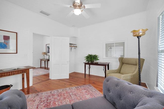 260 W KING ST