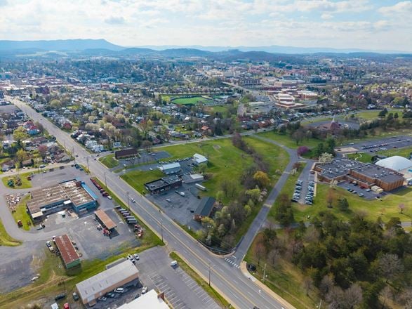 RENOVATED TWO-LEVEL COMMERCIAL SPACE NEAR DOWNTOWN HARRISONBURG