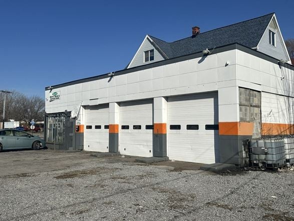 1423 South Park Ave - 1,620+/- SF Automotive/Used Car Lot