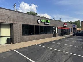 SUBLEASE. Highland Park - Snelling Avenue Retail Center