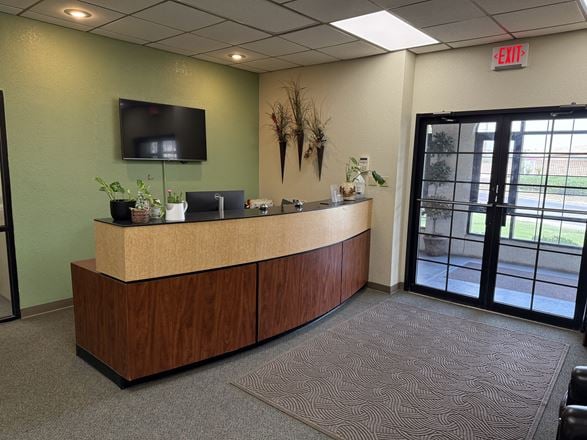 404 Executive Center Blvd