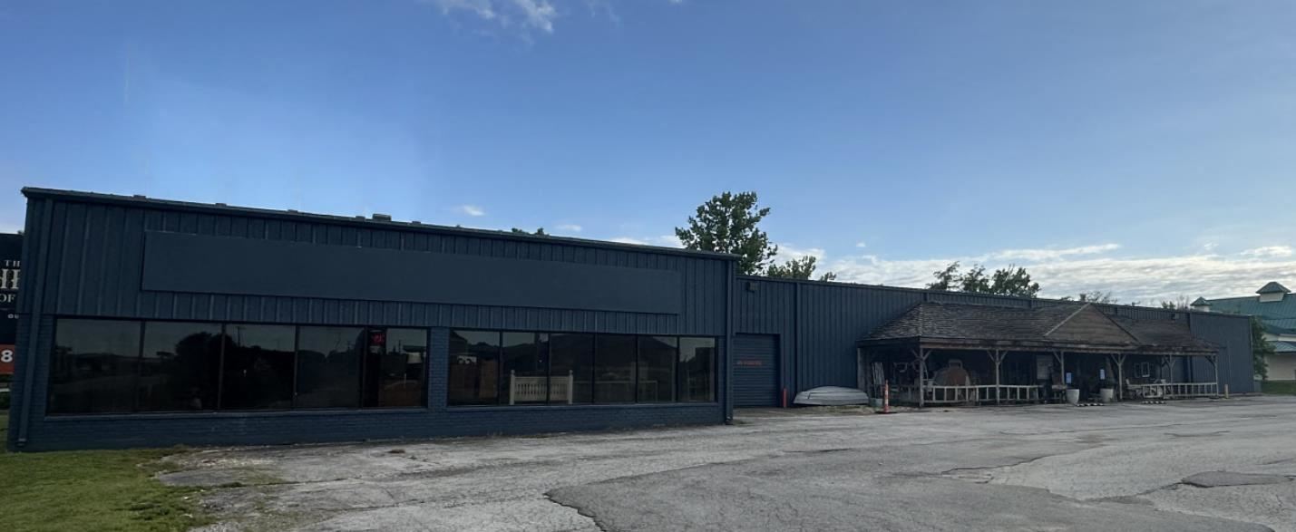 ±25,600 Retail Showroom Warehouse- Ozark, MO