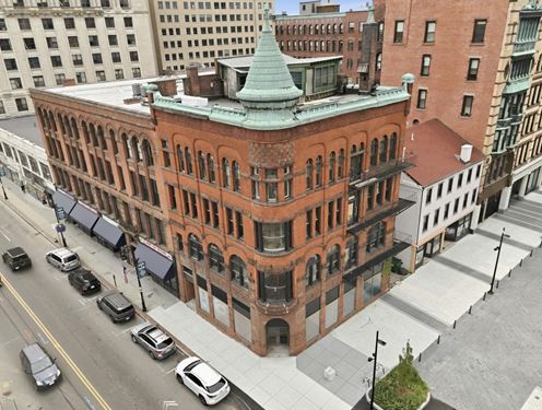 1252 Main St