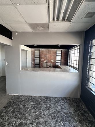 RETAIL/OFFICE NEAR SENECA & I-235