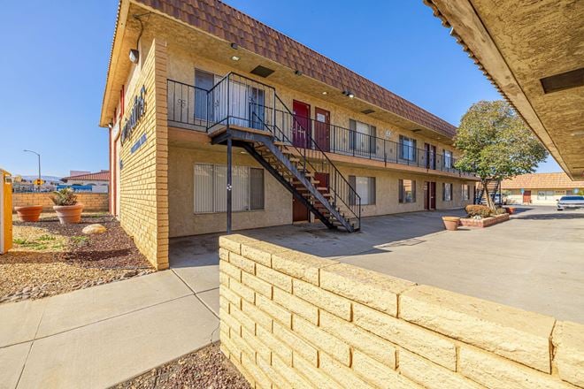 1309 E Palmdale Blvd
