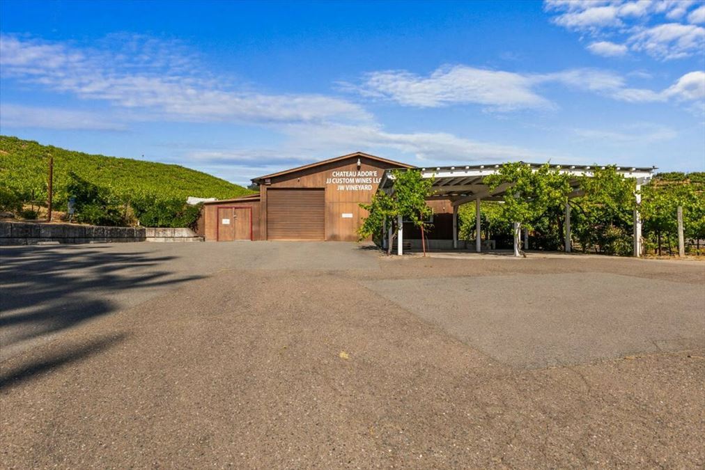 Knoll-Top Vineyard Estate with Tasting Room