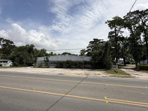 1922 W MAIN ST BAYTOWN TX- 6,250sf Flex Bldg, 0.88 Acre