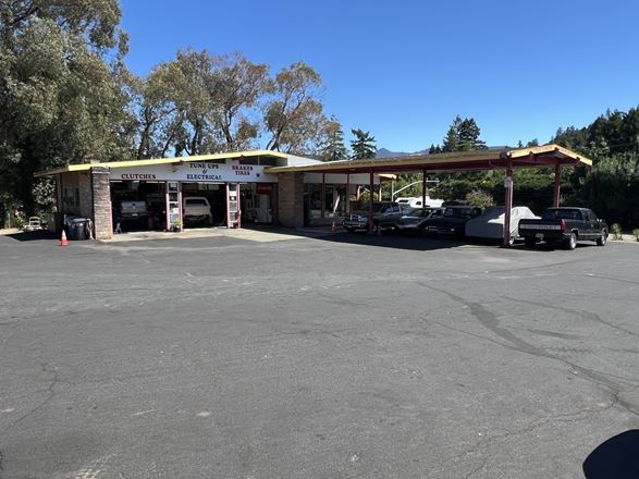 OAK MANOR  RETAIL CENTER