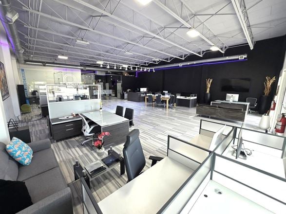 Freestanding Flex/Retail/Showroom