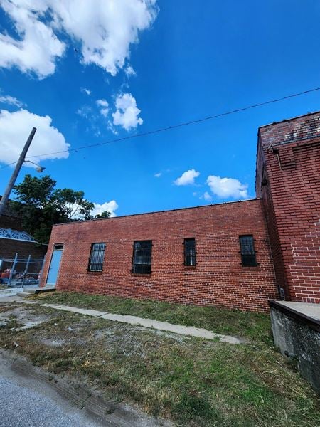 Industrial space for Sale at 923 State Line Road in Kansas City