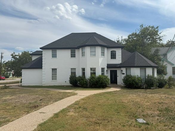 609 E Main St