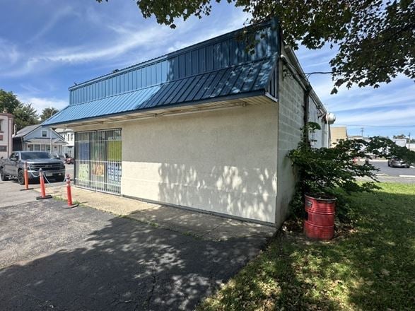 893 Jefferson Ave - 1,230+/- SF Retail Space