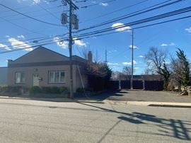 500 W Commercial Ave
