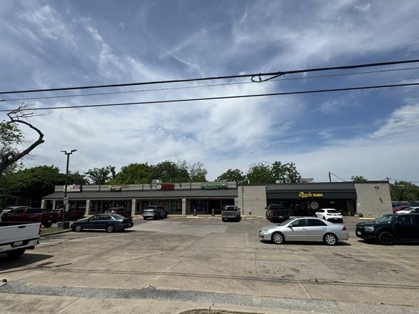 Retail space for Rent at 1300 Round Rock Ave in Round Rock