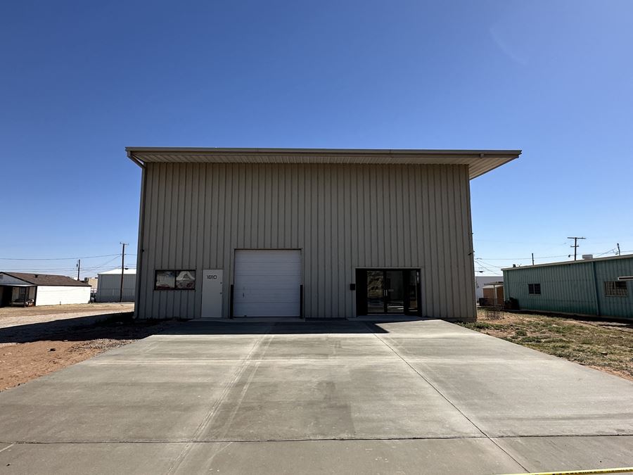 Convenient, Capable Commercial Office/Shop
