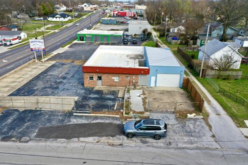 3,167 SF Retail / Warehouse Free Standing Building For Lease