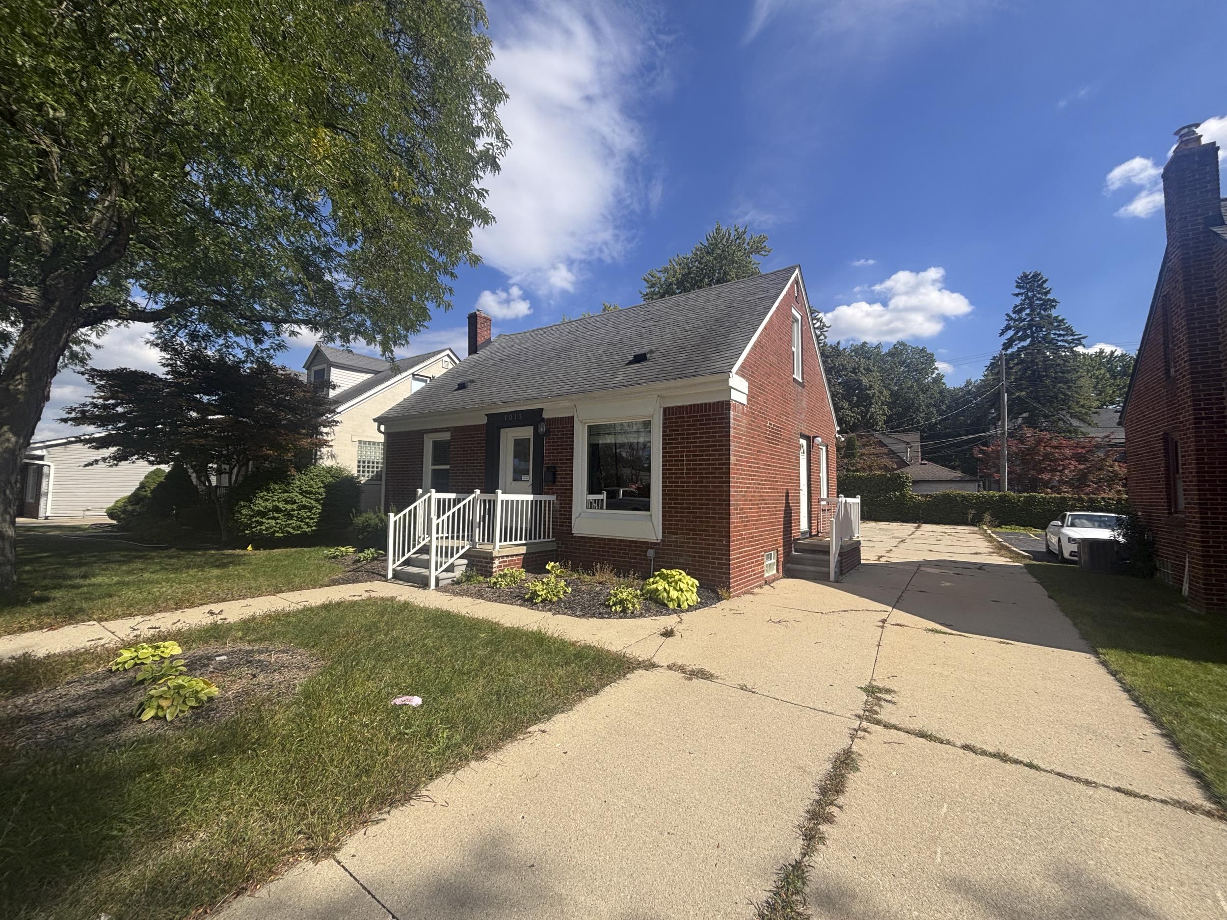 1013 S Main St, Plymouth, MI 48170