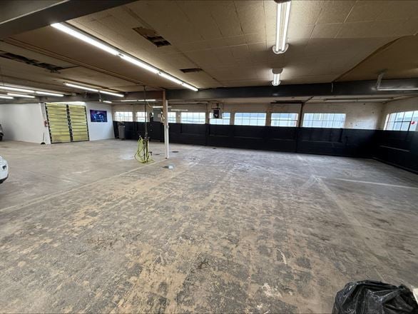 Multi-Tenant Auto Industrial Buildings