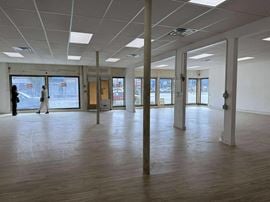 PRIME TACOMA RETAIL LOCATION - BUSY RETAIL SPACE + VERY WIDE GLASS CORNER FRONTAGE