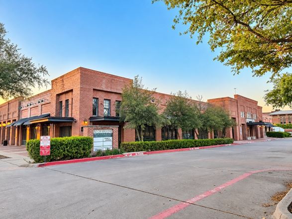 Charming Garden Office Space in Downtown Grapevine