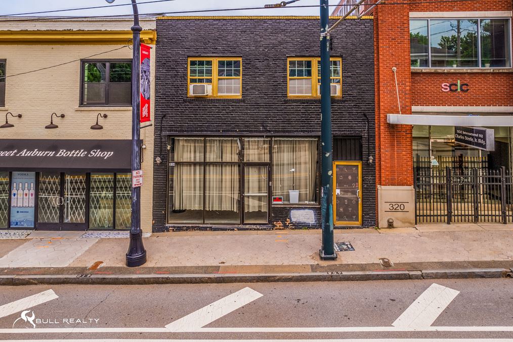 Lounge/Retail Building | ± 2,800 SF