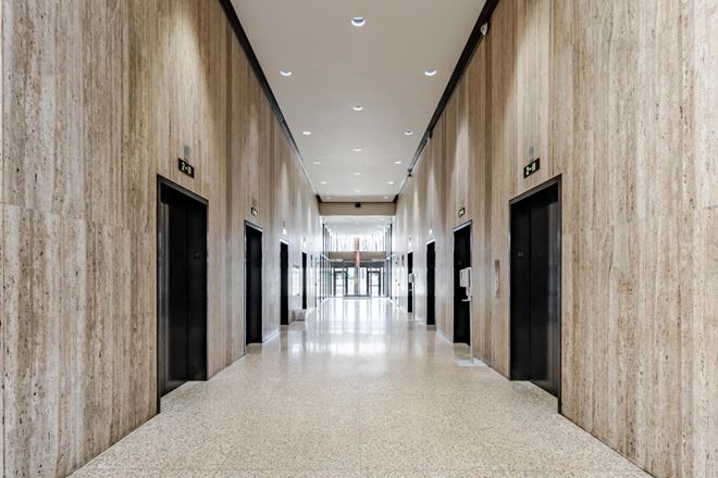 1 Cascade Plaza