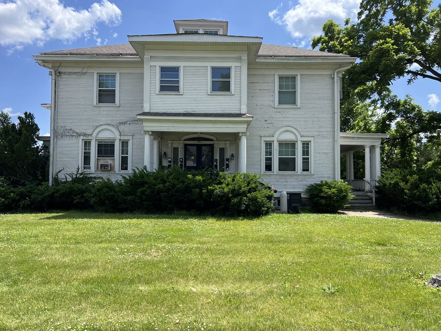 907 E Locust St
