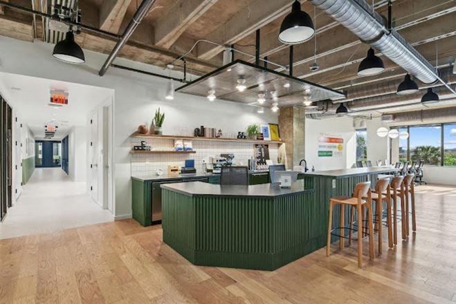 Common Desk - Travis Park Plaza