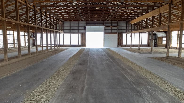 Large Industrial Warehouse with Flexible Layout & High-Capacity Doors