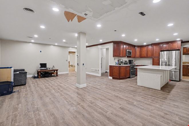 Warehouse/Showroom Purchase Opportunity in Harrisburg PA