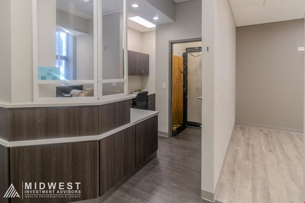 5230 S. Blackstone Ave - | 2,120 SF