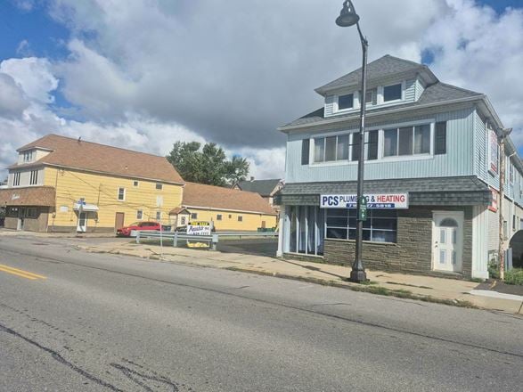 1758 Clinton St - 4,109+/- SF Mixed-Use Space