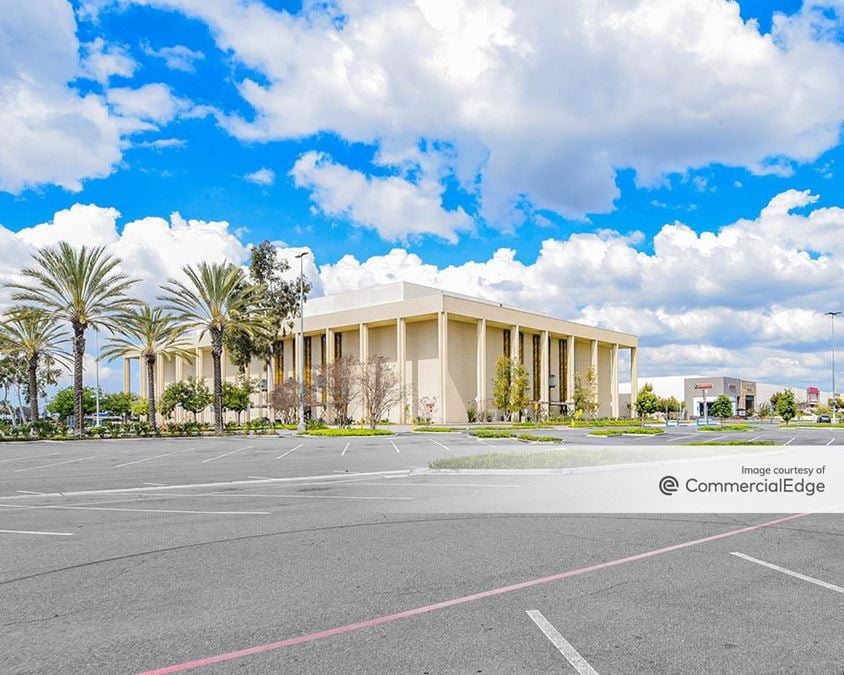 Los Cerritos Center Macy's 500 Los Cerritos Center Retail Building