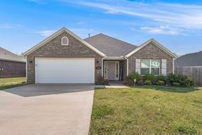 1170 N Pershing St - Fayetteville, AR