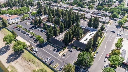 Coventry Square - 6215 N Fresno St