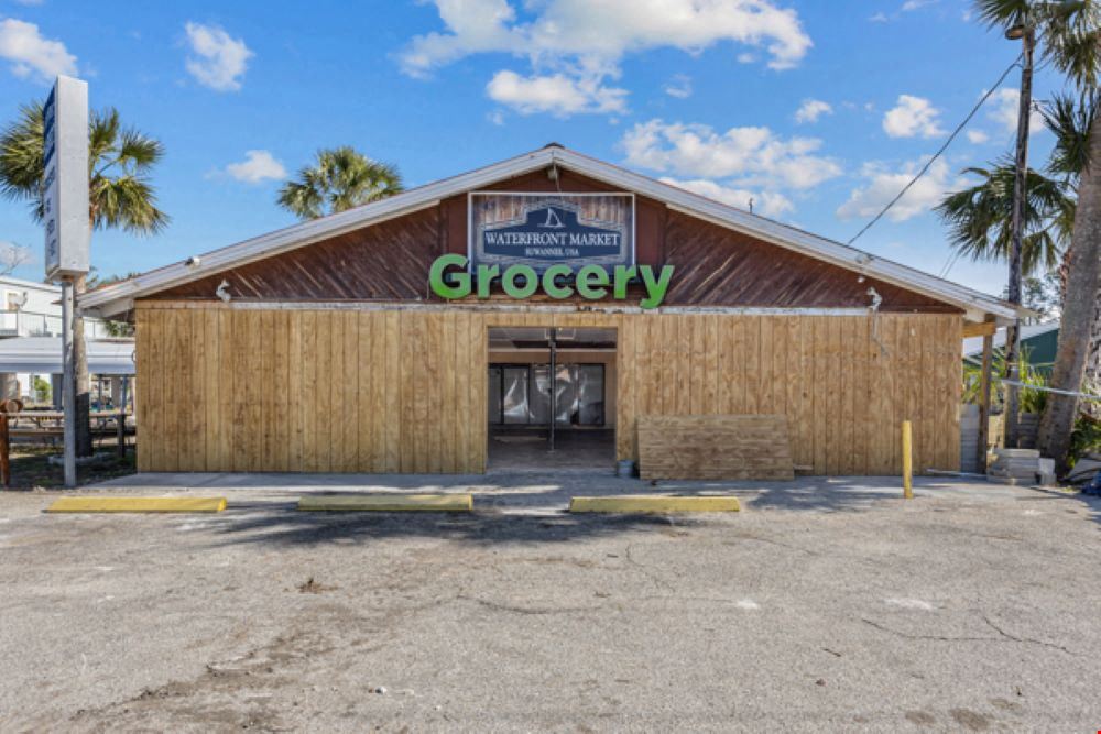 Rare Waterfront Convenience Store in Suwannee