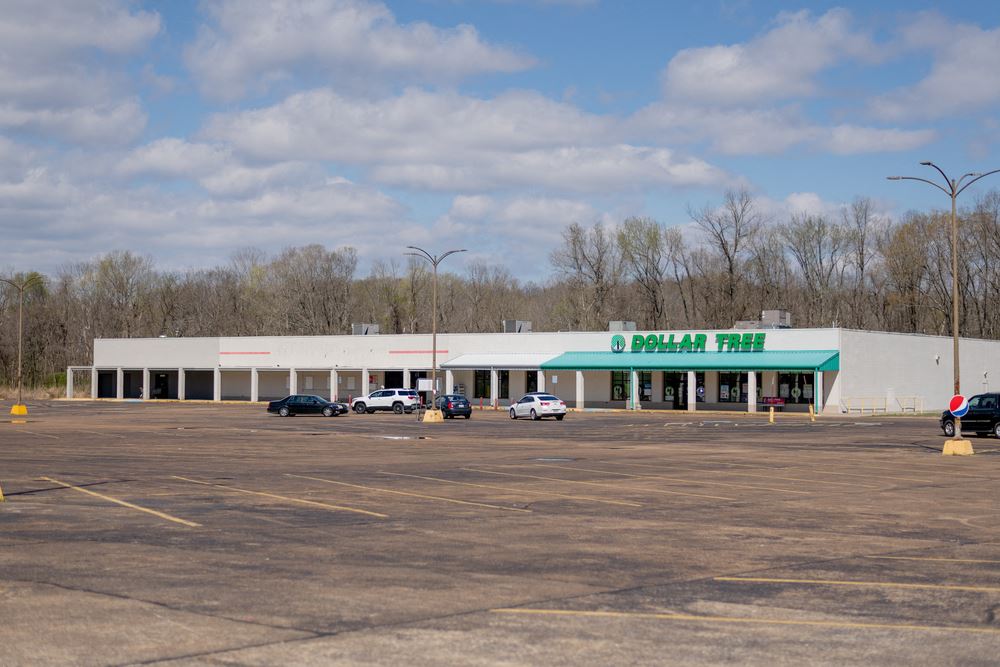 Waverly Shopping Center 515 W Main Street , Waverly, TN Retail Space