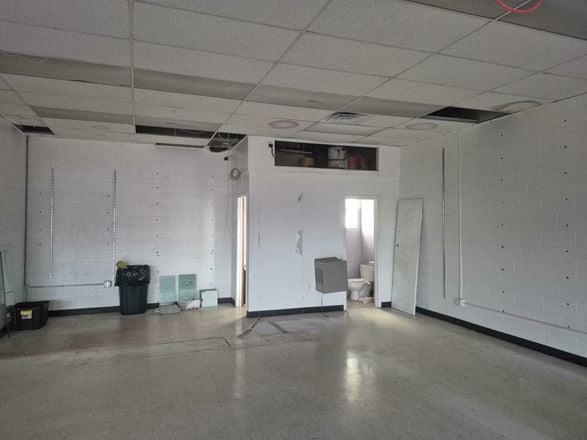 7 Kelly Dr. - 1,200± SF Retail / Office Space Available in Established Neighborhood Plaza