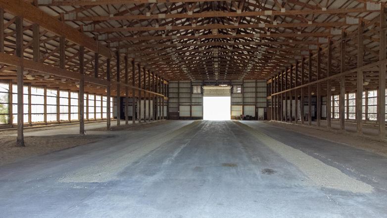 Large Industrial Warehouse with Flexible Layout & High-Capacity Doors