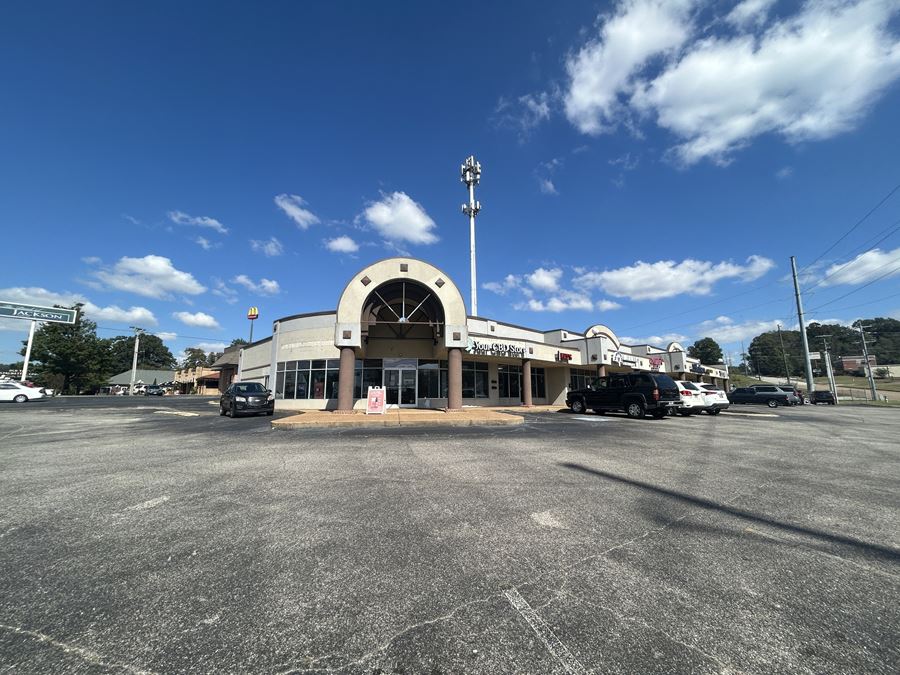 566 Carriage House Dr, Jackson, TN 38305