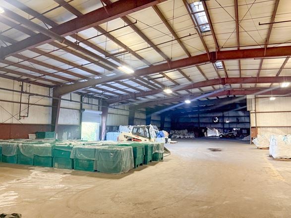 ±19,656 SF Office/Warehouse With Dock High Access