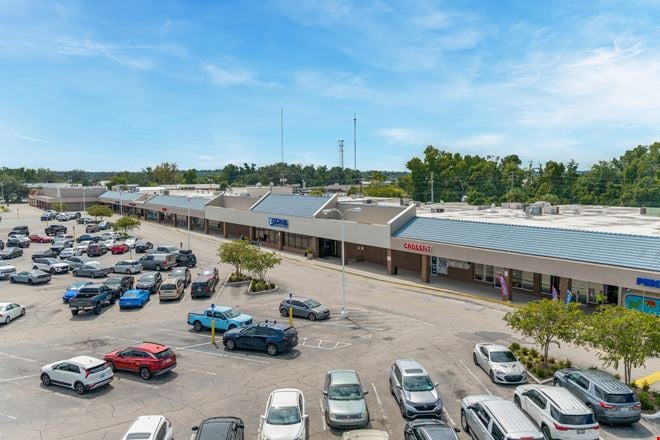 Pine Plaza