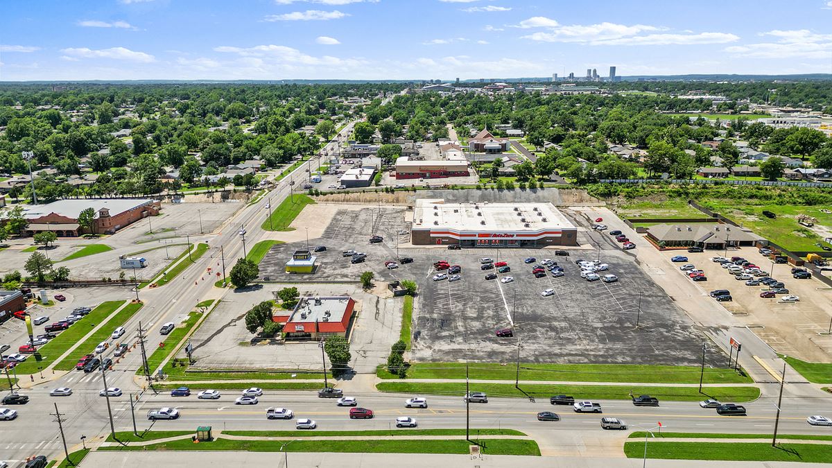 Freestanding Drive-Thru Restaurant Building in Tulsa, OK