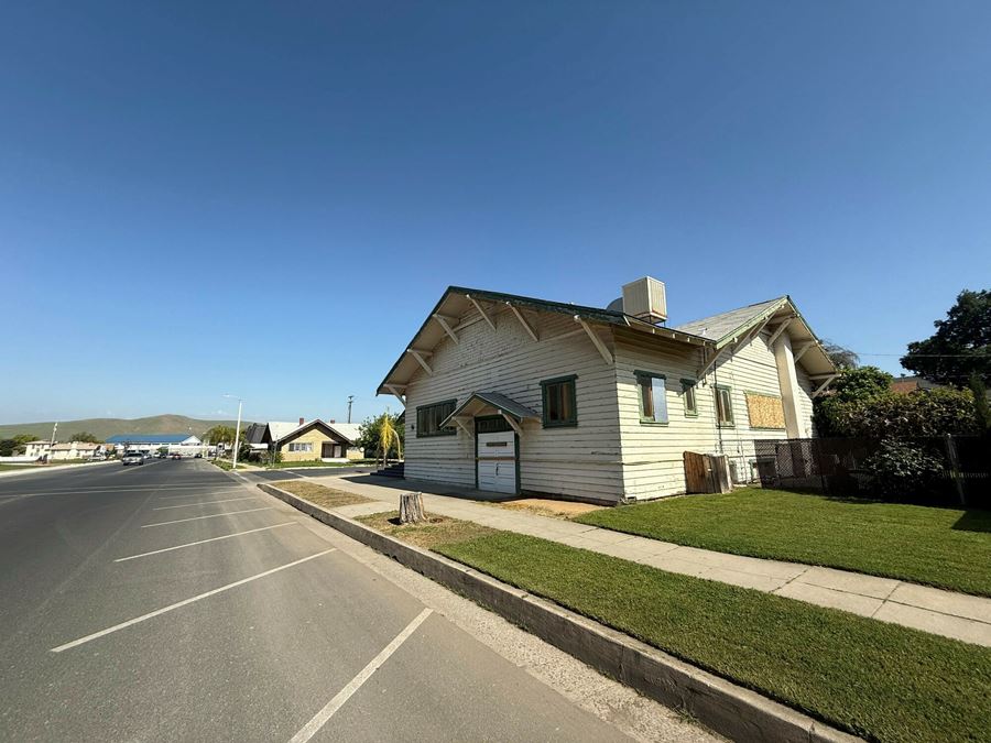 ±4,800 SF Well Known Building in Lindsay, CA